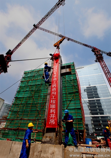 上海纽约大学地面首根钢柱吊装